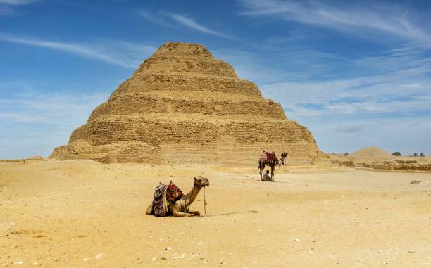 stufenpyramide djosers pyramide, ägypten - africa blue cloud color image stock-fotos und bilder