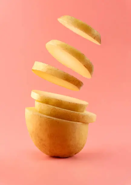 Photo of Potatoes and sliced potato chips.