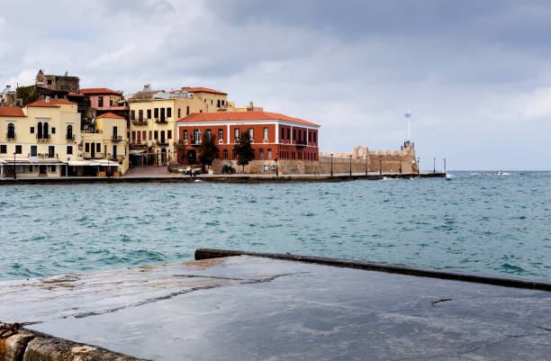 vista do aterro da cidade de chania (creta, grécia) em um dia nublado - mosque europe part of day - fotografias e filmes do acervo