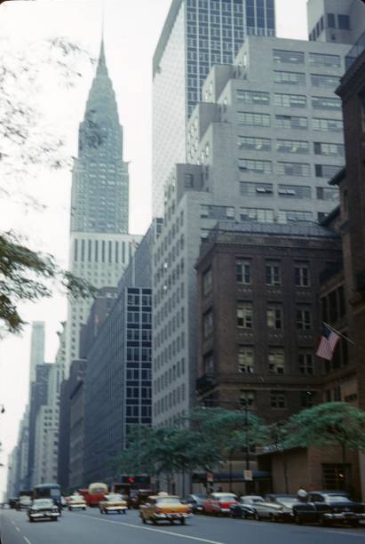 scena di strada nel centro di manhattan, new york city - new york city manhattan built structure urban scene foto e immagini stock