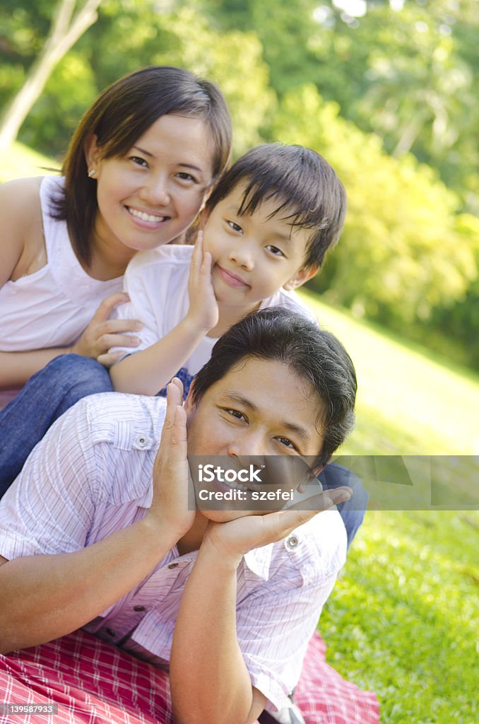 Famiglia felice - Foto stock royalty-free di Abbigliamento casual