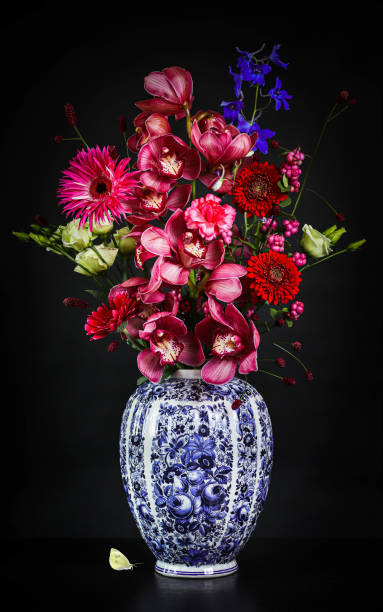 bodegón de flower delftware con orquídea rosa - delftware fotografías e imágenes de stock