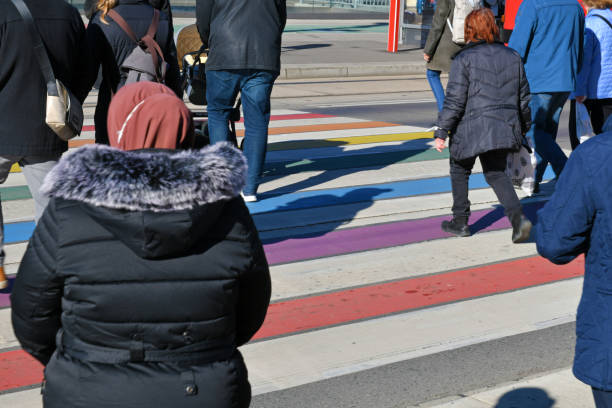 passages pour piétons colorés - bunt photos et images de collection