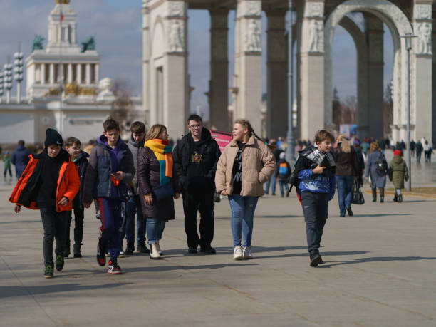 people are going into public park vdnkh. - vdnk imagens e fotografias de stock