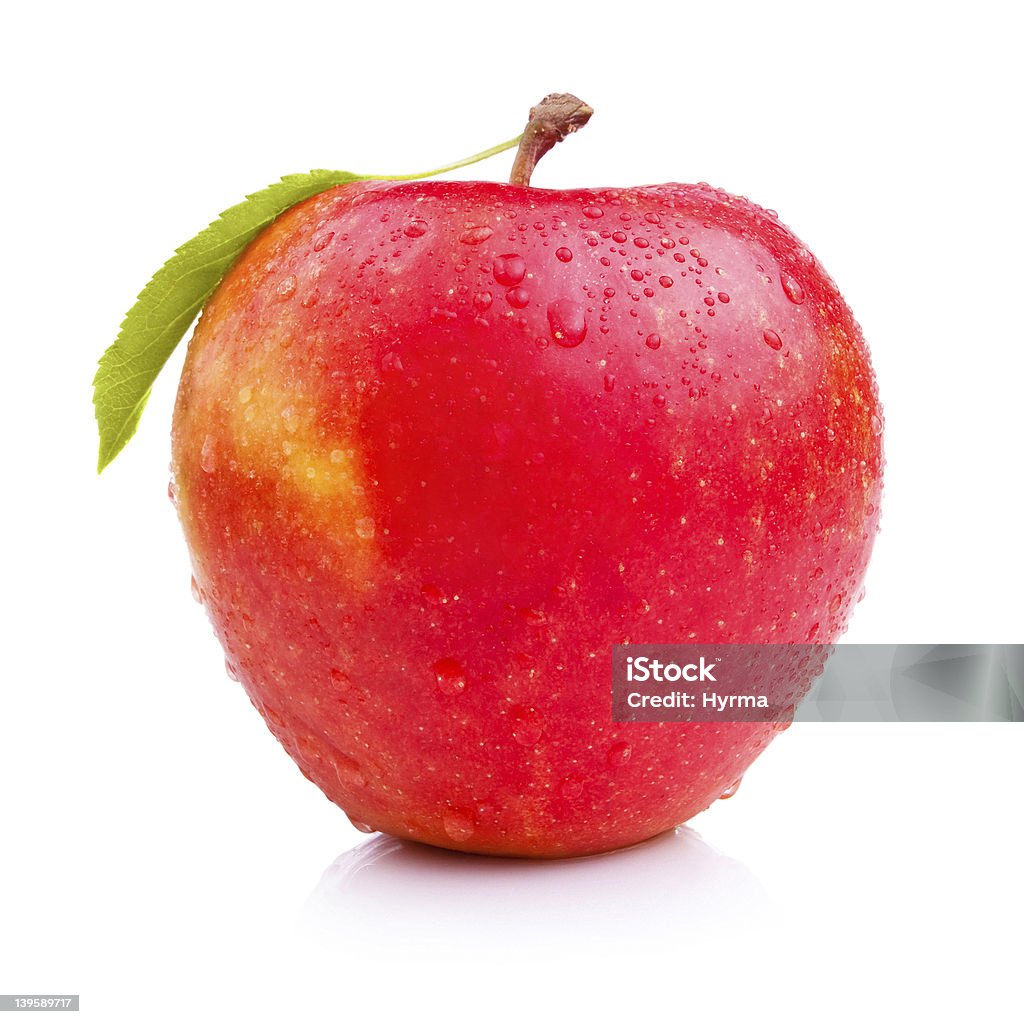 Wet frais pomme rouge avec feuilles isolé sur fond blanc - Photo de Aliment libre de droits