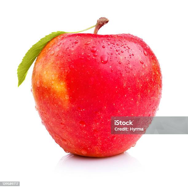 Photo libre de droit de Wet Frais Pomme Rouge Avec Feuilles Isolé Sur Fond Blanc banque d'images et plus d'images libres de droit de Aliment