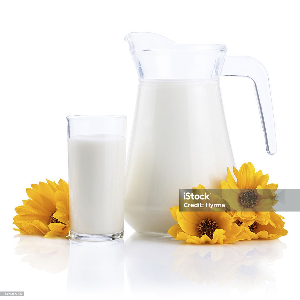 저그 및 유리컵 신선한 꽃을 격리됨에 우유관 황색 - 로열티 프리 버터 우유 스톡 사진