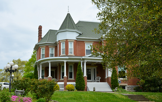 Campbellsville, KY, 2022: Victorian light pole graces the yard of a Victorian-era home.