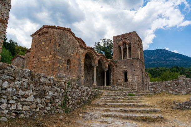 église à mystras. mystras ou mistras est une ville fortifiée de laconie, dans le péloponnèse, en grèce. elle servait de capitale au despotat byzantin de morée. - sparta greece ancient past archaeology photos et images de collection