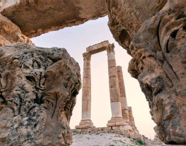 templo de hércules del complejo de la ciudadela de ammán (jabal al-qal'a), ammán, jordania. - arch rock fotografías e imágenes de stock