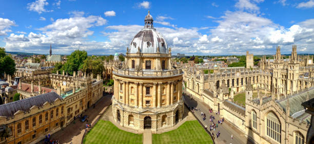 la vista de las aves de la biblioteca bodleian, universidad de oxford - oxford fotografías e imágenes de stock