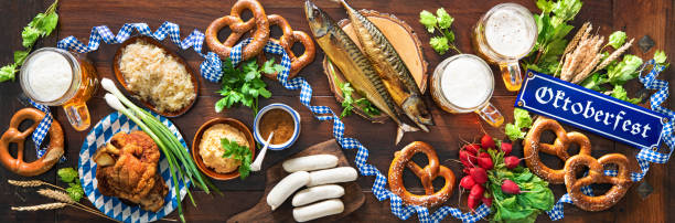 świąteczny stół serwowany z bawarskimi specjałami. menu oktoberfest - serving drink beer garden beer glass zdjęcia i obrazy z banku zdjęć