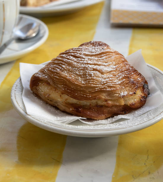 pasticceria tipica italiana di napoli - muffin dolci foto e immagini stock