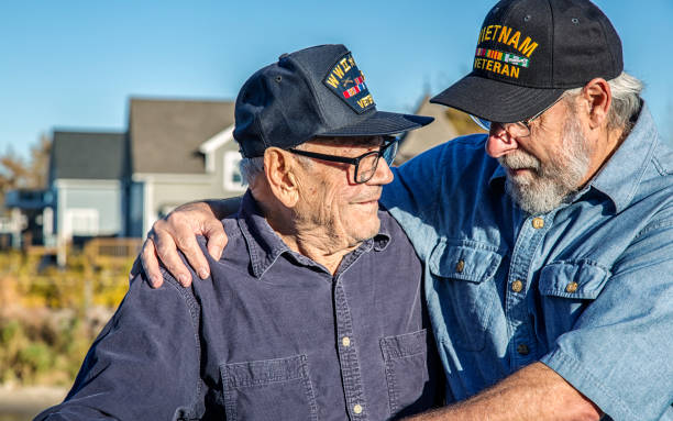 vétéran de guerre militaire américain deux générations famille hommes âgés - vétéran photos et images de collection