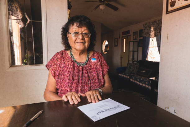 senior navajo frau wählt per briefwahl - navajo american culture indigenous culture women stock-fotos und bilder