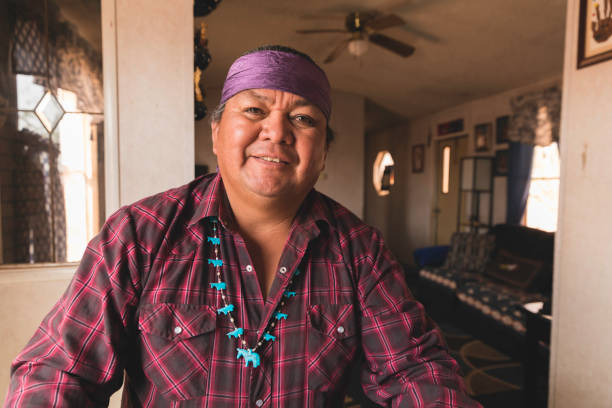 retrato de un hombre - cultura de indios norteamericanos fotografías e imágenes de stock