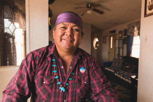 mann wählt per briefwahl - navajo american culture indigenous culture women stock-fotos und bilder