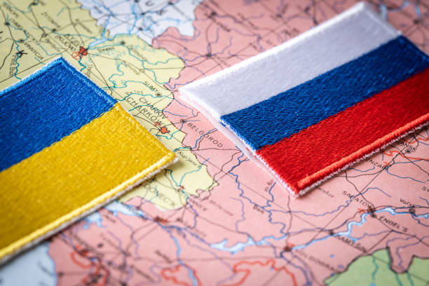 flags of russia and ukraine against the background of the map and the border of both countries, conflict between countries concept - donetsk stok fotoğraflar ve resimler