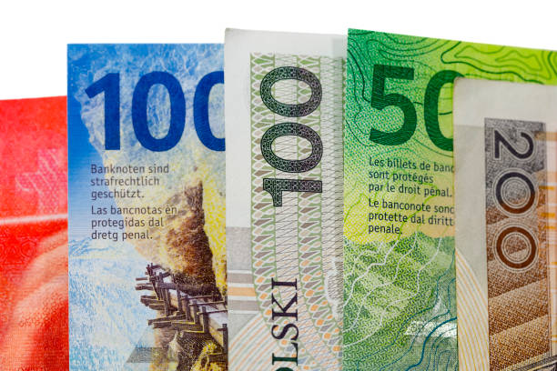franco suizo y zloty polaco en efectivo, pln y chf - french currency fotografías e imágenes de stock