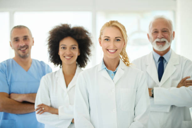 groupe de dentistes regardant la caméra. - serious african ethnicity mid adult bright photos et images de collection