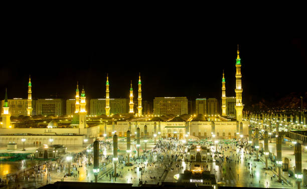 vista con vistas a la mezquita al masjid al abawi en medina, arabia saudita. el segundo sitio más sagrado del islam. - alquibla fotos fotografías e imágenes de stock