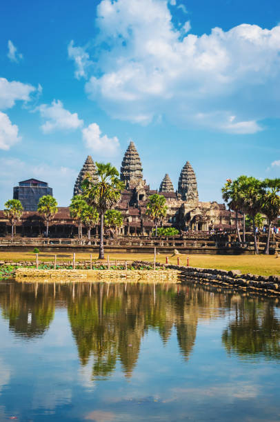 древний храмовый комплекс ангкор-ват, сием рип, камбоджа. - wat blue ancient old стоковые фото и изображения