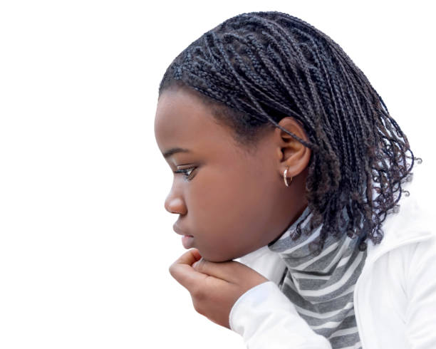 junge afro-schönheit (12 jahre alt) mit geflochtenem haar, nachdenklichem ausdruck, seitenansicht, isoliert (ausgeschnitten), weißem hintergrund - 12 13 years stock-fotos und bilder