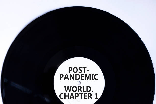 post-pandemie-welt kapitel 1 symbol. konzeptwörter post-pandemie-welt kapitel 1 auf retro-schwarz-vinyl-disc. schöner weißer hintergrund, kopierraum. covid-19 post-pandemie welt kapitel 1 konzept. - chapter one stock-fotos und bilder