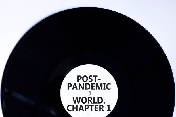 símbolo del capítulo 1 del mundo post-pandemia. palabras conceptuales mundo post-pandemia capítulo 1 en disco de vinilo negro retro. hermoso fondo blanco, espacio de copia. covid-19 concepto mundial pospandemia capítulo 1. - chapter one fotografías e imágenes de stock