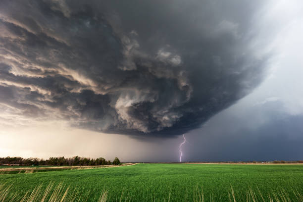 superkomórkowe chmury burzowe z błyskawicami - storm cloud tornado thunderstorm storm zdjęcia i obrazy z banku zdjęć