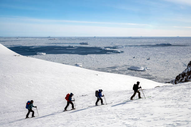 преодоление невзгод в отдаленной среде - arctic snow ski glacier стоковые фото и изображения