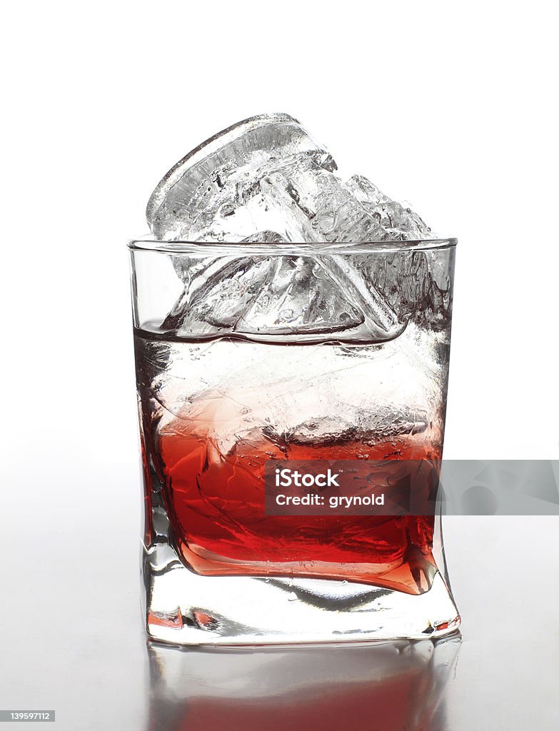 Lód w czerwony koktajl - Zbiór zdjęć royalty-free (Alkohol - napój)