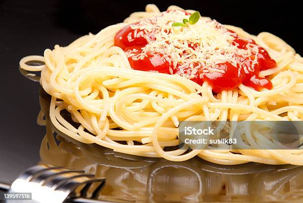 Spaghetti - zdjęcia stockowe i więcej obrazów Bazylia - Bazylia, Bez ludzi, Czarny kolor