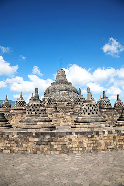 temple de borobudur, en indonésie - borobudur ruins photos et images de collection