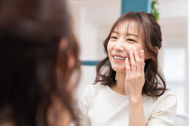 istock asian woman to see a mirror 1395994459