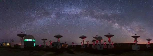 Photo of Radio telescopes and the Milky Way