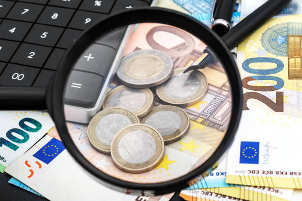 euro a través de la lupa. concepto empresarial y financiero. - scrutiny paper currency european union currency magnifying glass fotografías e imágenes de stock