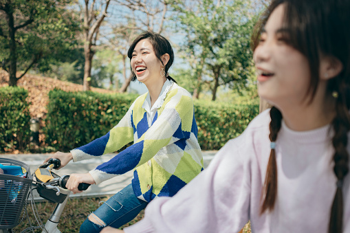 Dos mujeres asiáticas alquilando bicicletas para viajar por la ciudad photo
