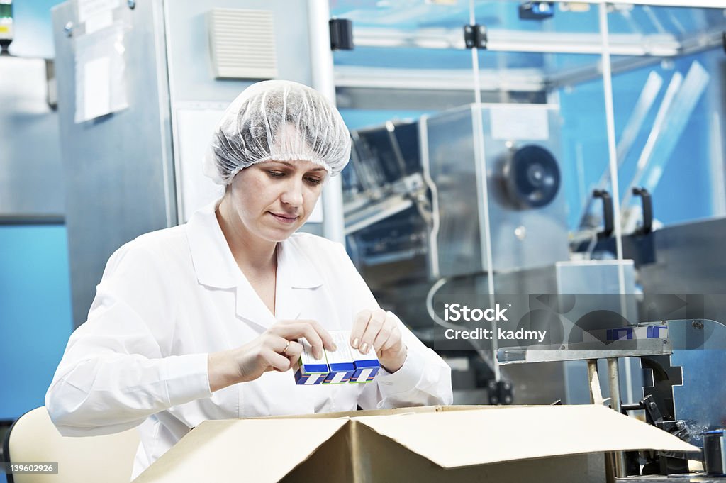 製薬工場の労働者 - 医薬品のロイヤリティフリーストックフォト