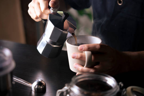바리스타는 모카 포트 커피 메이커에서 커피 컵으로 커피를 쏟아 붓습니다. - old fashioned domestic kitchen old close up 뉴스 사진 이미지