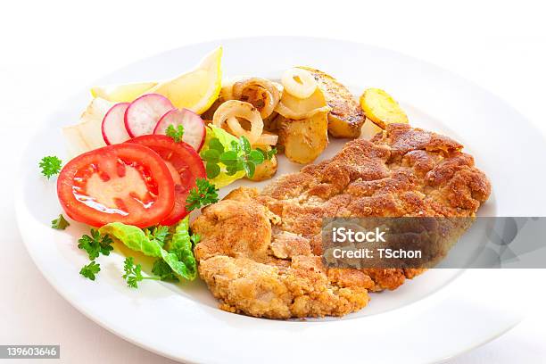 Wiener Schnitzel - Fotografie stock e altre immagini di Briciola - Briciola, Calore - Concetto, Carne