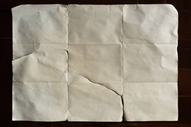 ダークウッドの背景に古いオフホワイトの折りたたまれた紙 - paper crumpled document letter ストックフォトと画像