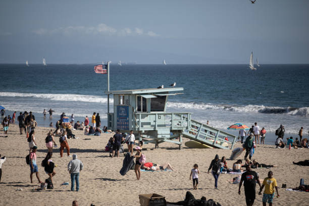 plaża santa monica - lifeguard santa monica beach city of los angeles beach zdjęcia i obrazy z banku zdjęć