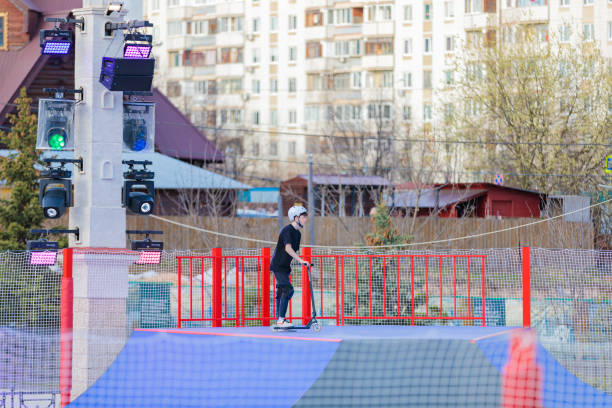 un jeune homme conduit un scooter de cascade sur une rampe de skatepark. russie, zelenograd, 23 avril 2022 - sports clothing kicking high up tall photos et images de collection