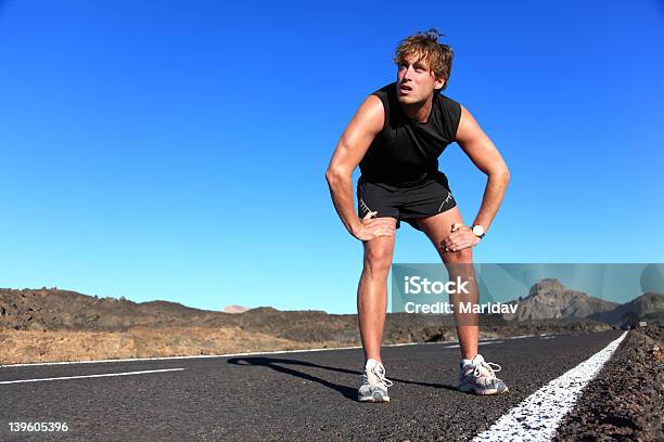 Fato De Treino Em Repouso Após A Execução - Fotografias de stock e mais imagens de Cansado - Cansado, Correr, Exaustão