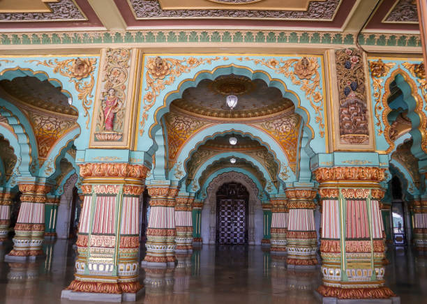 ein klassischer blick auf die innenräume der öffentlichen halle des berühmten amba vilas mysore-palastes in karnataka, indien. - india palace indian culture indoors stock-fotos und bilder