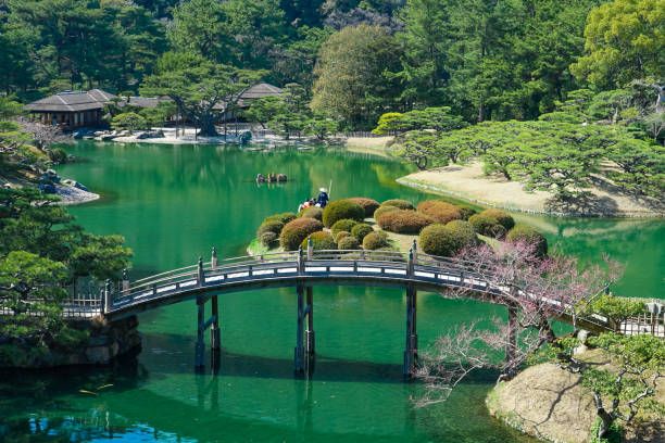 puente engetsu sobre el lago sur desde el pico volador del jardín ritsurin (ciudad de takamatsu, prefectura de kagawa) - shikoku fotografías e imágenes de stock