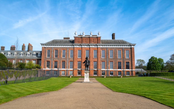 kensington palace, hyde park. the official london residence of the duke and duchess of cambridge, william and kate, and owned by the queen. - prince of wales imagens e fotografias de stock