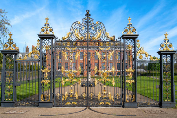 кенсингтонский дворец, гайд-парк. официальная лондонская резиденция герцога и герцогини кембриджских, уильяма и кейт, и принадлежащая коро - palace gate стоковые фото и изображения