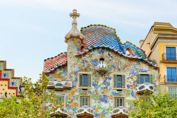 bunte ansicht von casa batllo in barcelona, spanien - barcelona antonio gaudi casa battlo spain stock-fotos und bilder